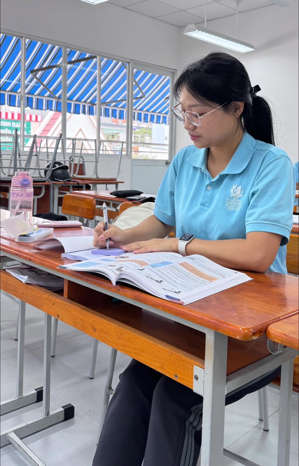 Bà mẹ đơn thân 28 tuổi vượt 60km mỗi ngày đi học lại cấp 3: 'Không có tri thức, nghèo khó mãi là vòng luẩn quẩn'