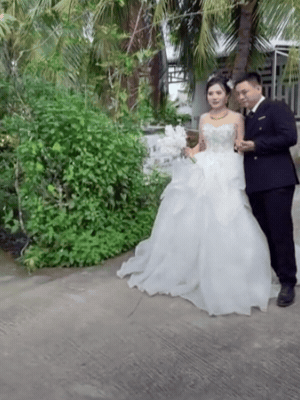 Hoài Lâm rạng rỡ rước dâu tại quê nhà: Bà xã kém 9 tuổi đeo vàng trĩu cổ, nhan sắc gây chú ý
