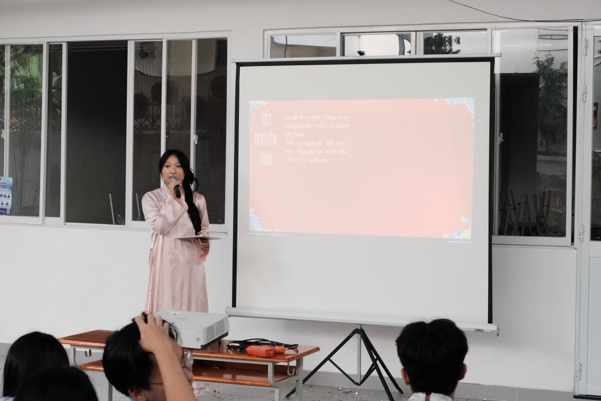 Bà mẹ đơn thân 28 tuổi vượt 60km mỗi ngày đi học lại cấp 3: 'Không có tri thức, nghèo khó mãi là vòng luẩn quẩn'