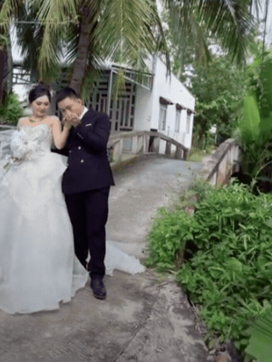 Hoài Lâm rạng rỡ rước dâu tại quê nhà: Bà xã kém 9 tuổi đeo vàng trĩu cổ, nhan sắc gây chú ý