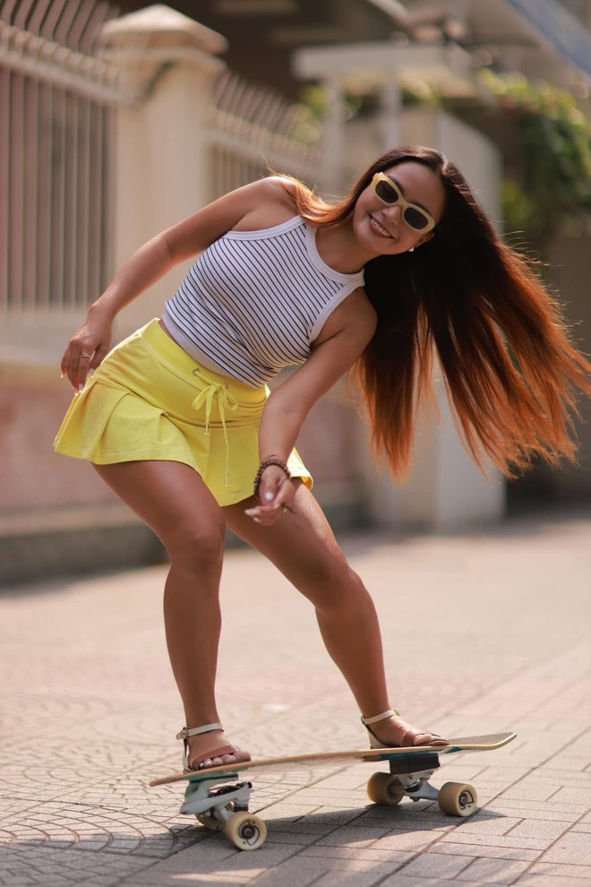 Nàng thiết kế đồ họa 9X lướt ván đi chợ giữa phố Sài Gòn: Bí quyết sống chất ở ngưỡng tuổi 30