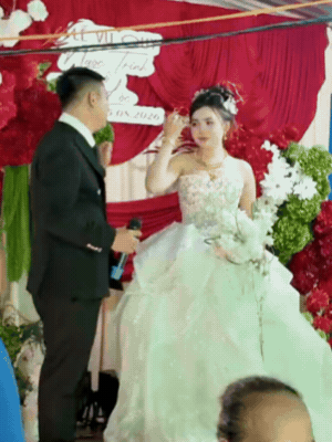 Hoài Lâm rạng rỡ rước dâu tại quê nhà: Bà xã kém 9 tuổi đeo vàng trĩu cổ, nhan sắc gây chú ý