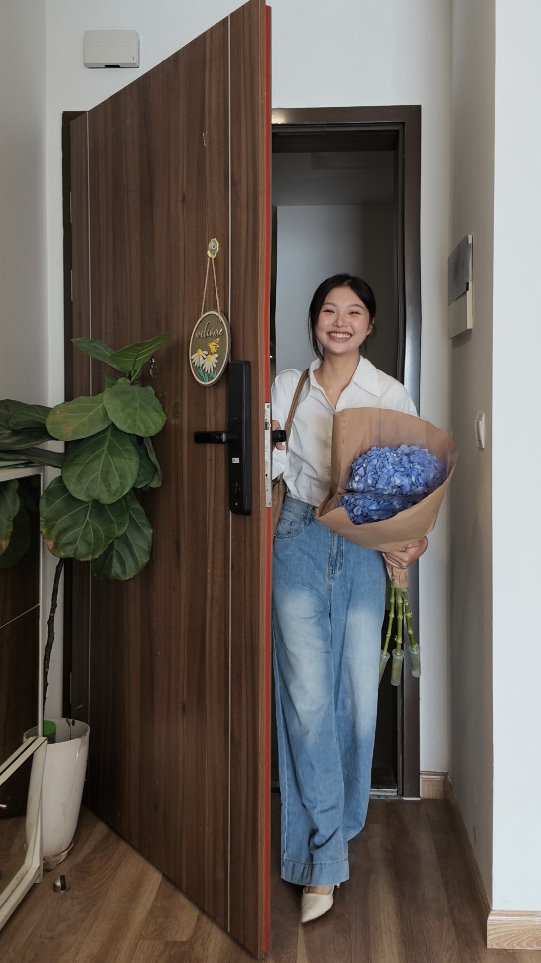 Nàng thơ U30 'gây sốt' mạng xã hội với diện mạo rạng ngời mỗi khi tan sở