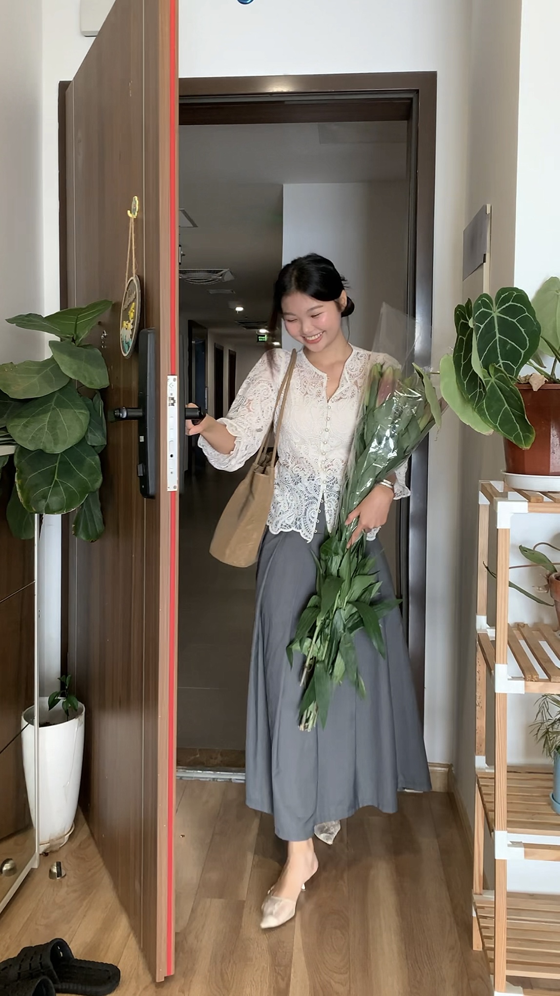 Nàng thơ U30 'gây sốt' mạng xã hội với diện mạo rạng ngời mỗi khi tan sở