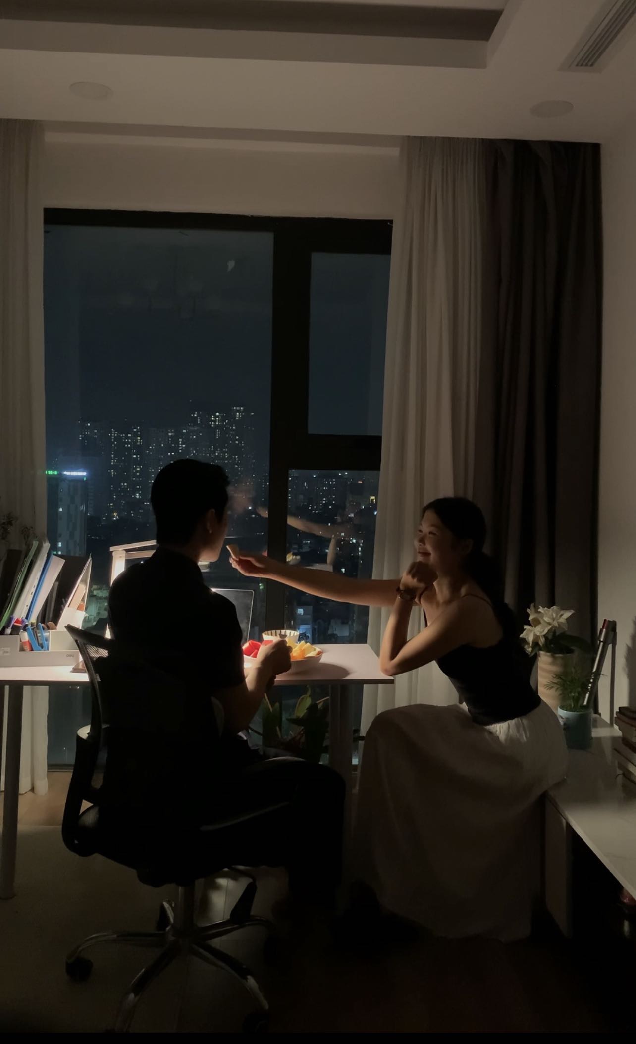 Nàng thơ U30 'gây sốt' mạng xã hội với diện mạo rạng ngời mỗi khi tan sở