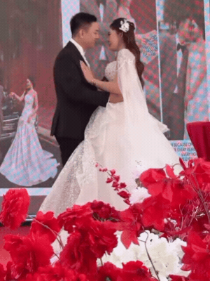 Hoài Lâm rạng rỡ đón dâu tại quê nhà, bà xã kém 9 tuổi gây chú ý với vòng hai khác lạ