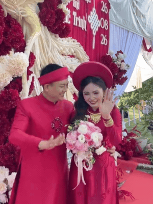 Hoài Lâm rạng rỡ đón dâu tại quê nhà, bà xã kém 9 tuổi gây chú ý với vòng hai khác lạ