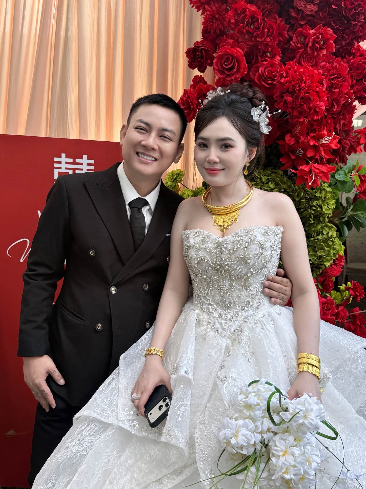 Hoài Lâm giản dị chở cô dâu Ngọc Trinh về nhà trai bằng xe máy ở Vĩnh Long