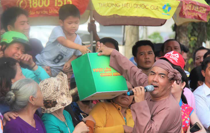 Quốc Thuận: Từ ngày không đủ tiền đưa cha về quê đến MC Vượt Lên Chính Mình bán bánh mì ở Sài Gòn