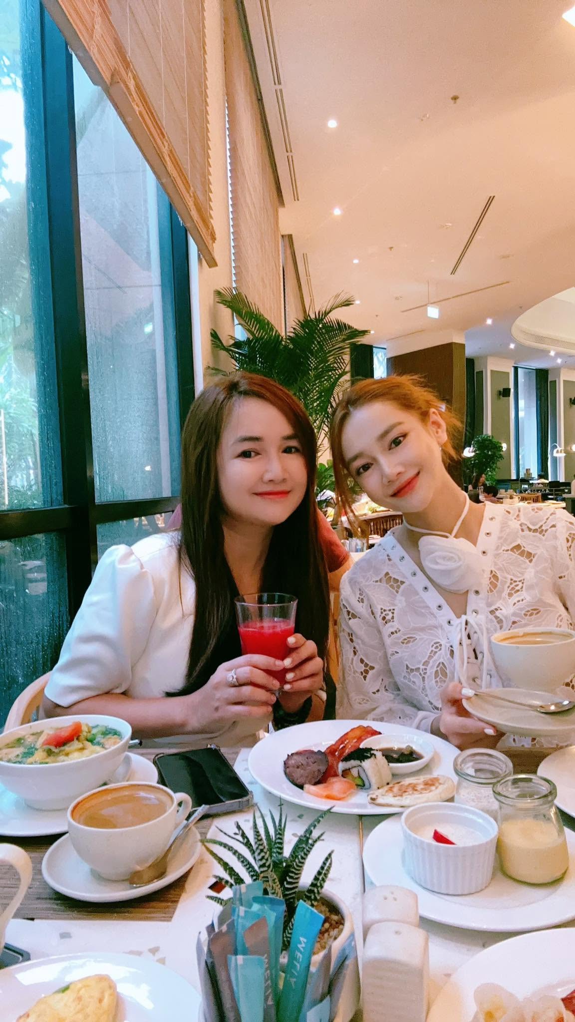 Nhã Phương lộ nghi vấn đi Huế cùng chị gái giữa lúc Trường Giang giữ im lặng