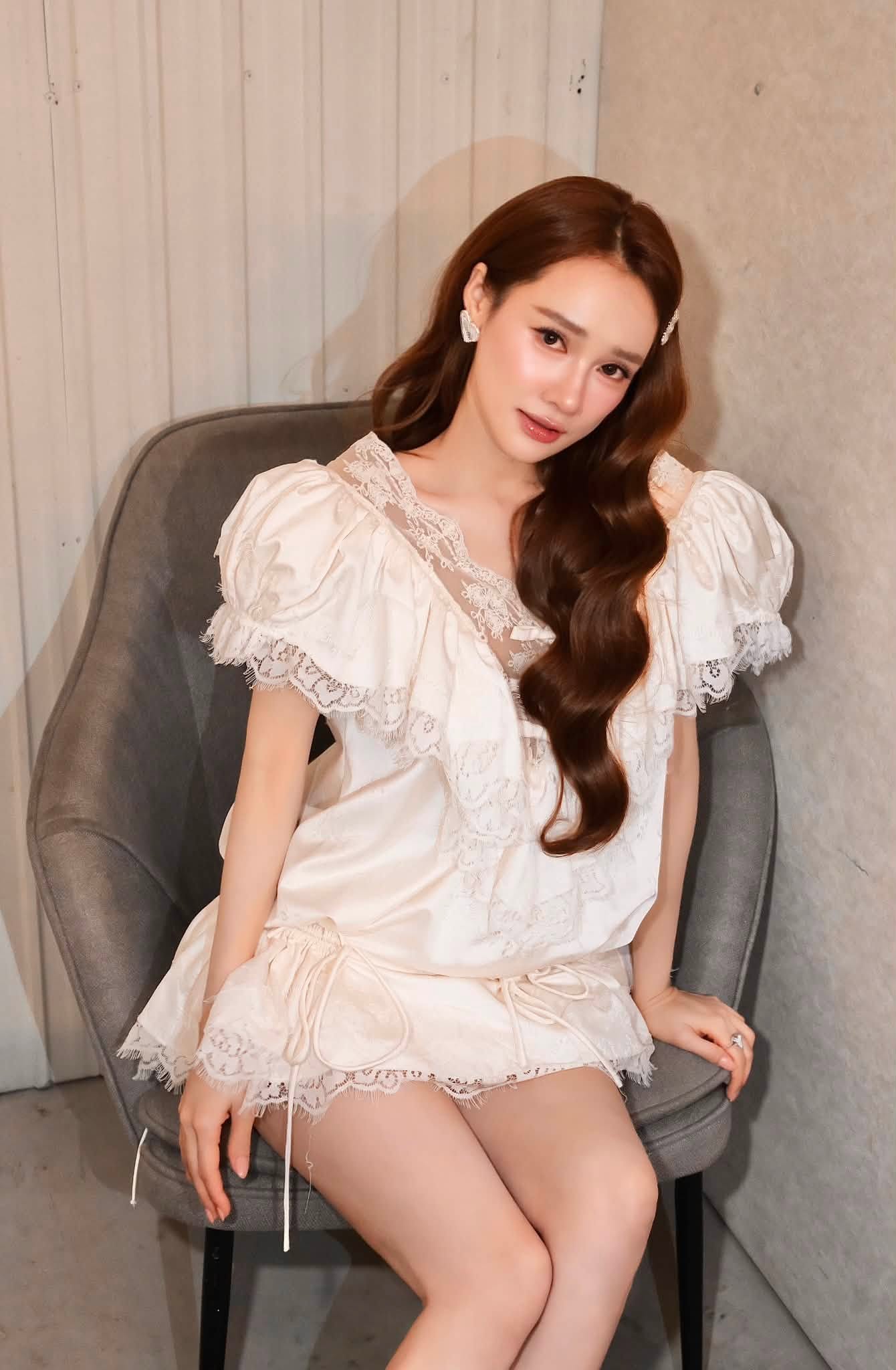 Nhã Phương lộ nghi vấn đi Huế cùng chị gái giữa lúc Trường Giang giữ im lặng