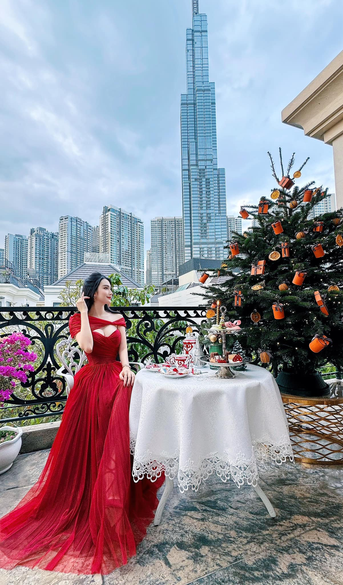 Ngọc Loan dựng gánh bánh canh miền Tây trong biệt thự nhìn ra Landmark 81