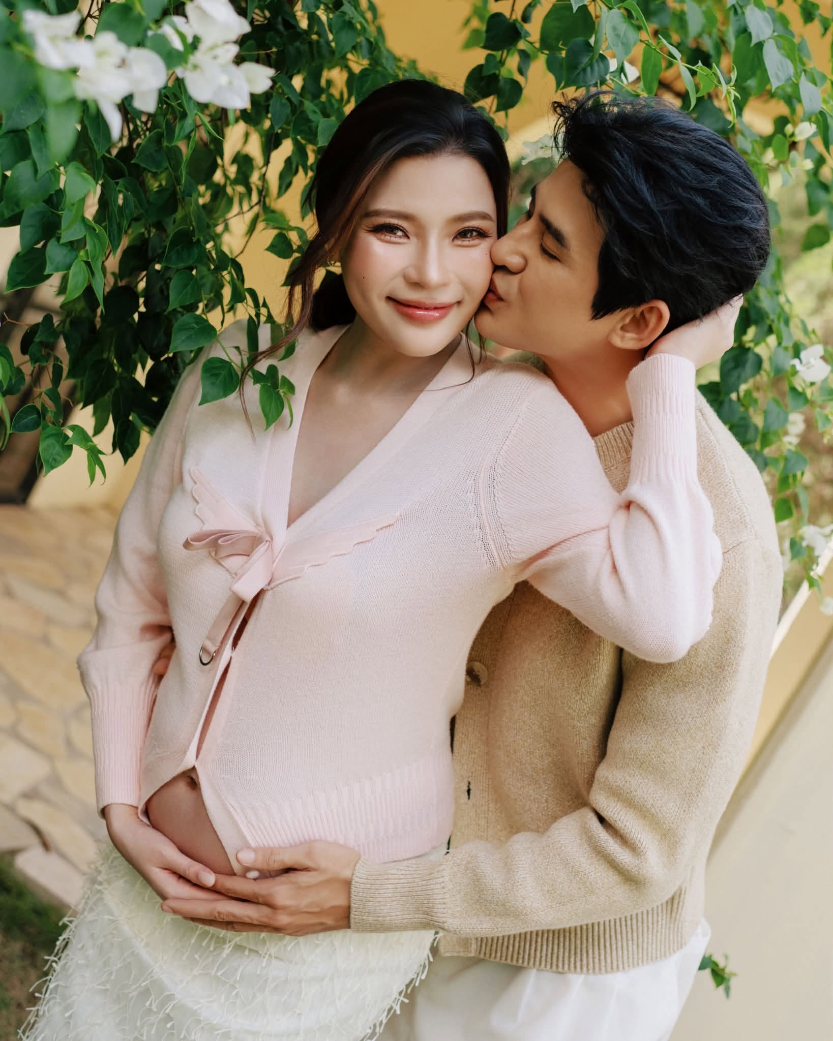 Thúy Diễm hạ sinh con gái, Lương Thế Thành xúc động chào đón bé Rosie