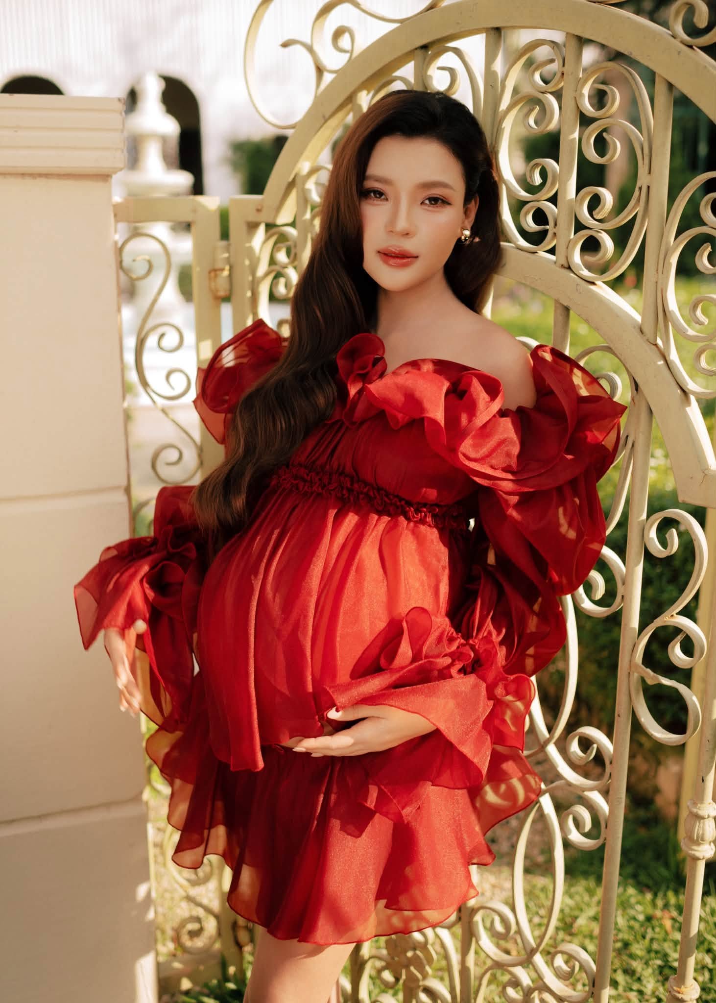 Thúy Diễm hạ sinh con gái, Lương Thế Thành xúc động chào đón bé Rosie