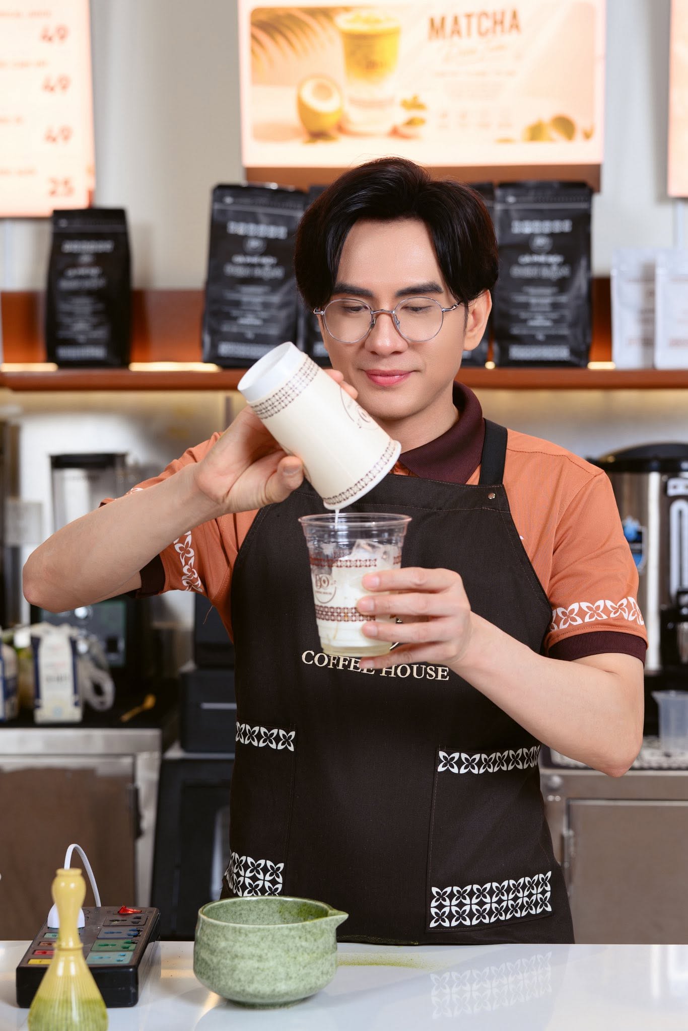 Đan Trường tuổi 50: Vẫn chạy show đều, mở quán cà phê mang dấu ấn “anh Bo”