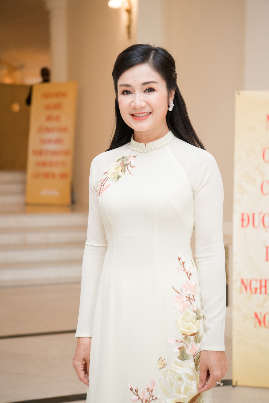 Từ cô bé hái chè ở Tuyên Quang đến mỹ nhân màn ảnh Việt: NSND Thu Hà tuổi U60 vẫn đẹp nền nã