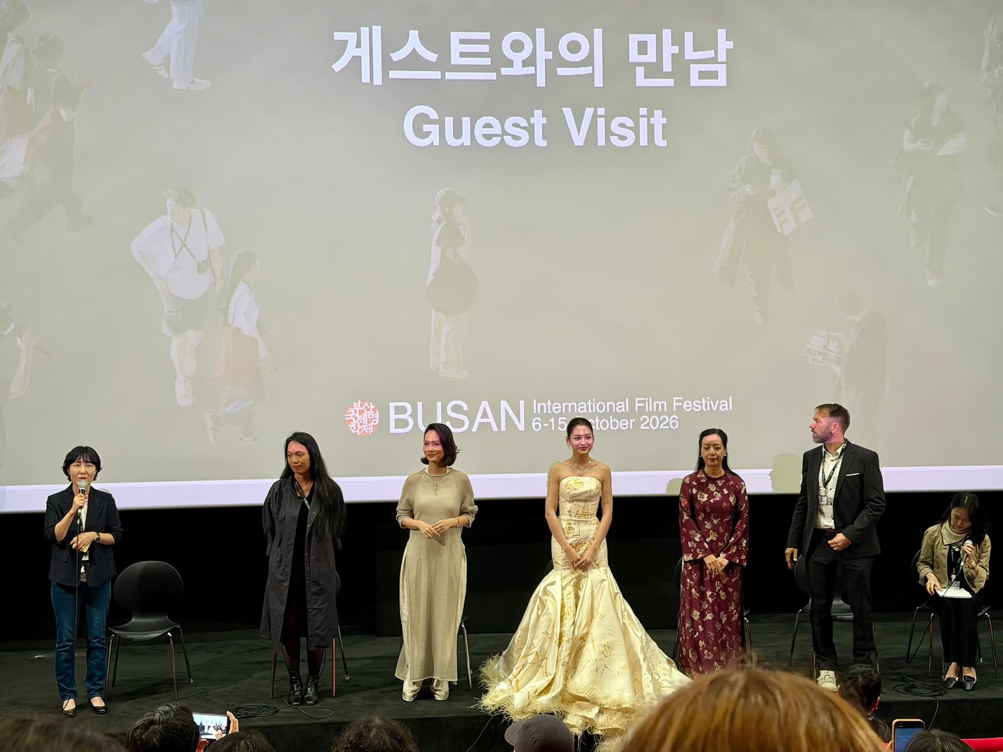 Thùy Anh rạng rỡ tại LHP Busan 2026, ghi dấu với hình ảnh đẹp như nàng thơ Việt