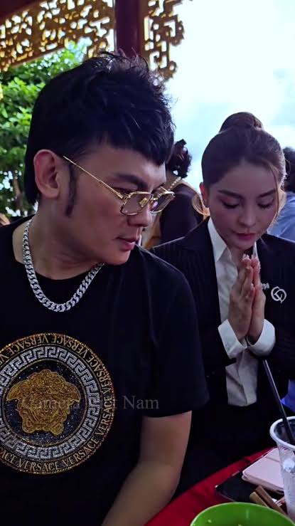 Nhiều nghệ sĩ gửi lời chia buồn khi bố ca sĩ Saka Trương Tuyền qua đời