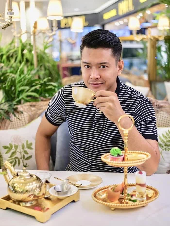 Hồ Đức Vĩnh rời ánh đèn sàn diễn, làm ông chủ nhà hàng và tự tay phục vụ khách