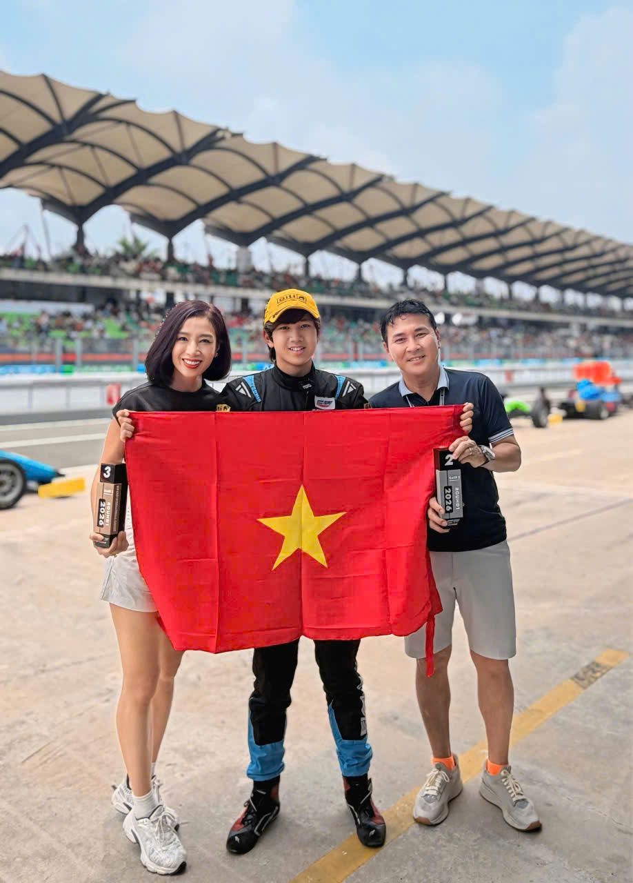 Con trai 17 tuổi của Hoa khôi Thu Hương giành Á quân đua xe quốc tế, theo học kỹ thuật tại Mỹ