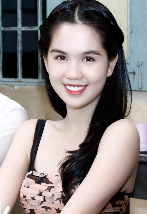 Ngọc Trinh từ cô bé áo dài trắng ở miền Tây đến cuộc sống trong biệt thự 50 tỷ đồng