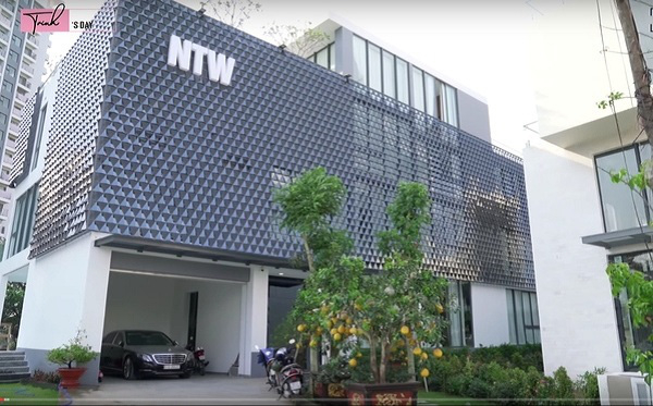 Ngọc Trinh từ cô bé áo dài trắng ở miền Tây đến cuộc sống trong biệt thự 50 tỷ đồng