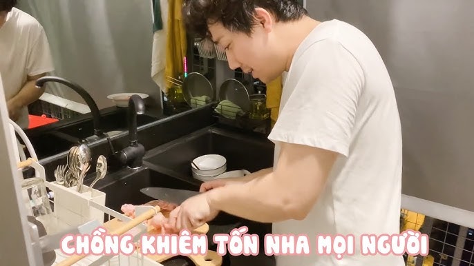 Trấn Thành vào bếp chăm Hari Won, vun vén tổ ấm giữa lịch trình bận rộn