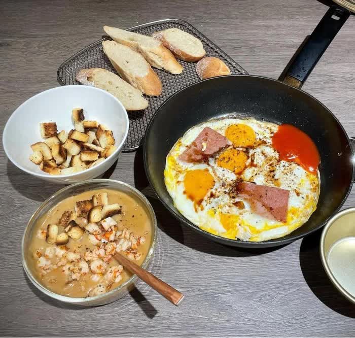 Trấn Thành vào bếp chăm Hari Won, vun vén tổ ấm giữa lịch trình bận rộn
