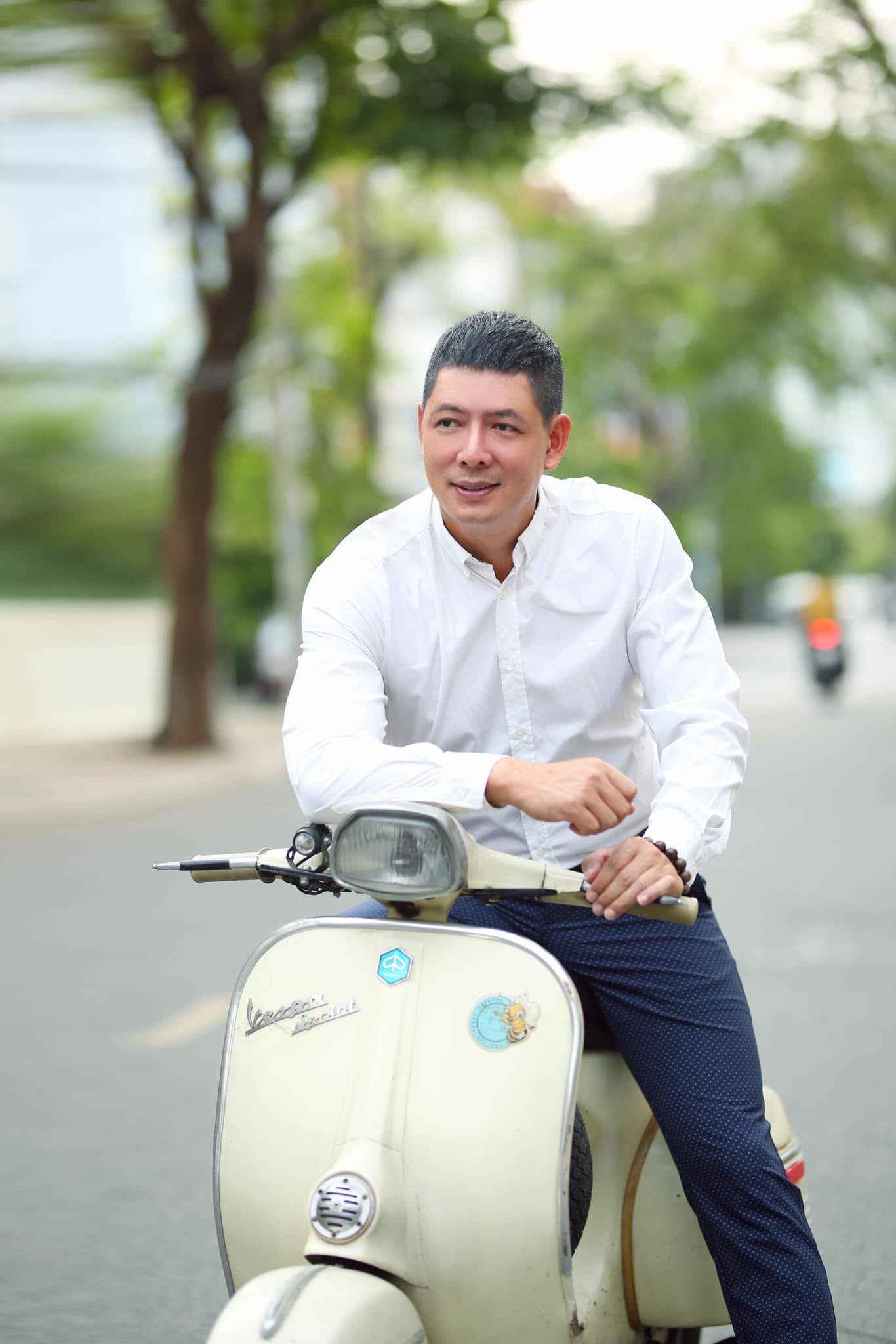 Bình Minh: Từ tuổi thơ dậy lúc 3 giờ sáng bán sữa đậu nành đến tổ ấm viên mãn bên nữ doanh nhân