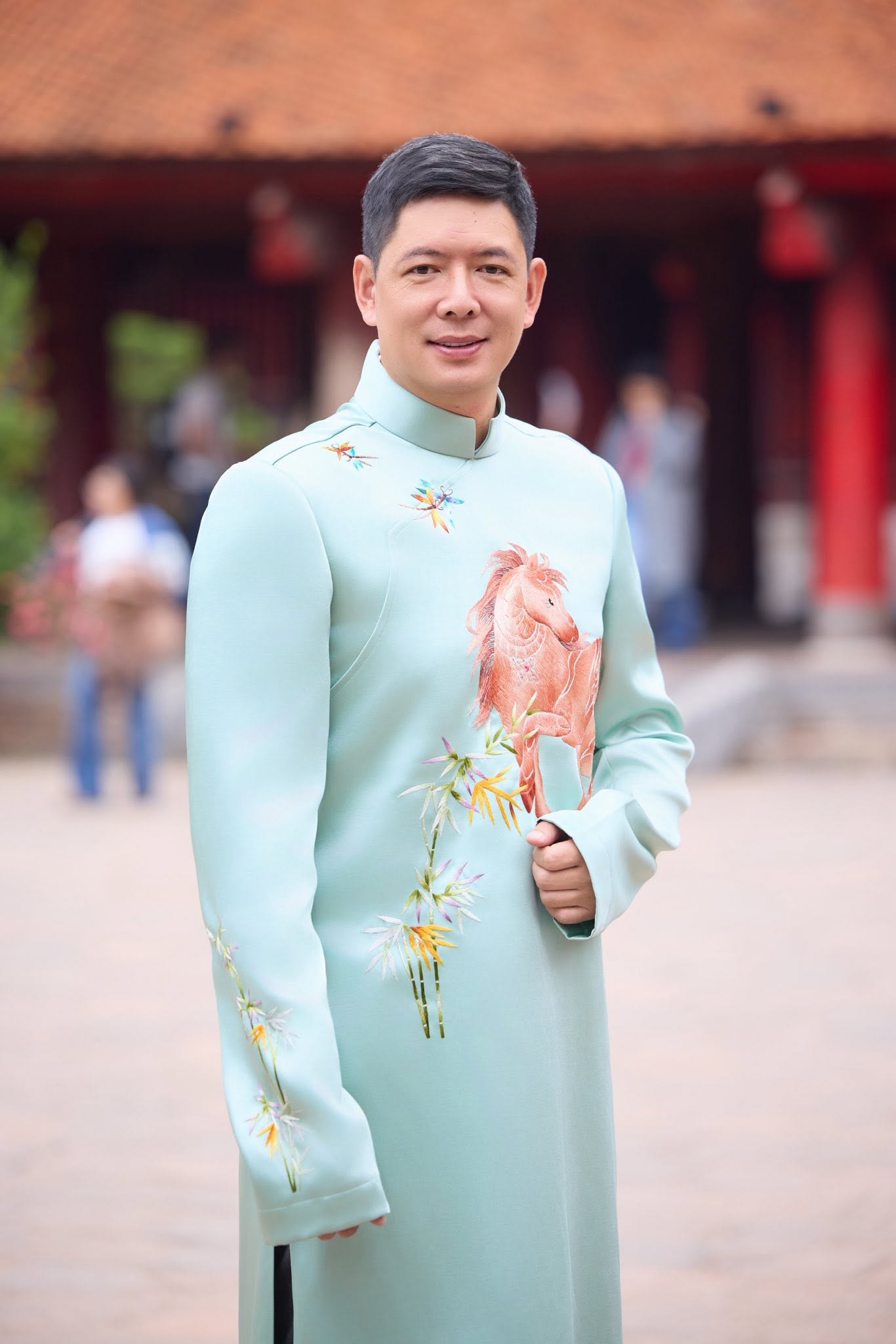 Bình Minh: Từ tuổi thơ dậy lúc 3 giờ sáng bán sữa đậu nành đến tổ ấm viên mãn bên nữ doanh nhân