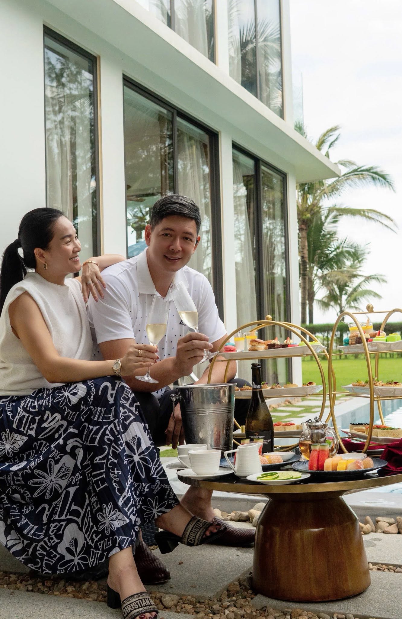 Bình Minh: Từ tuổi thơ dậy lúc 3 giờ sáng bán sữa đậu nành đến tổ ấm viên mãn bên nữ doanh nhân