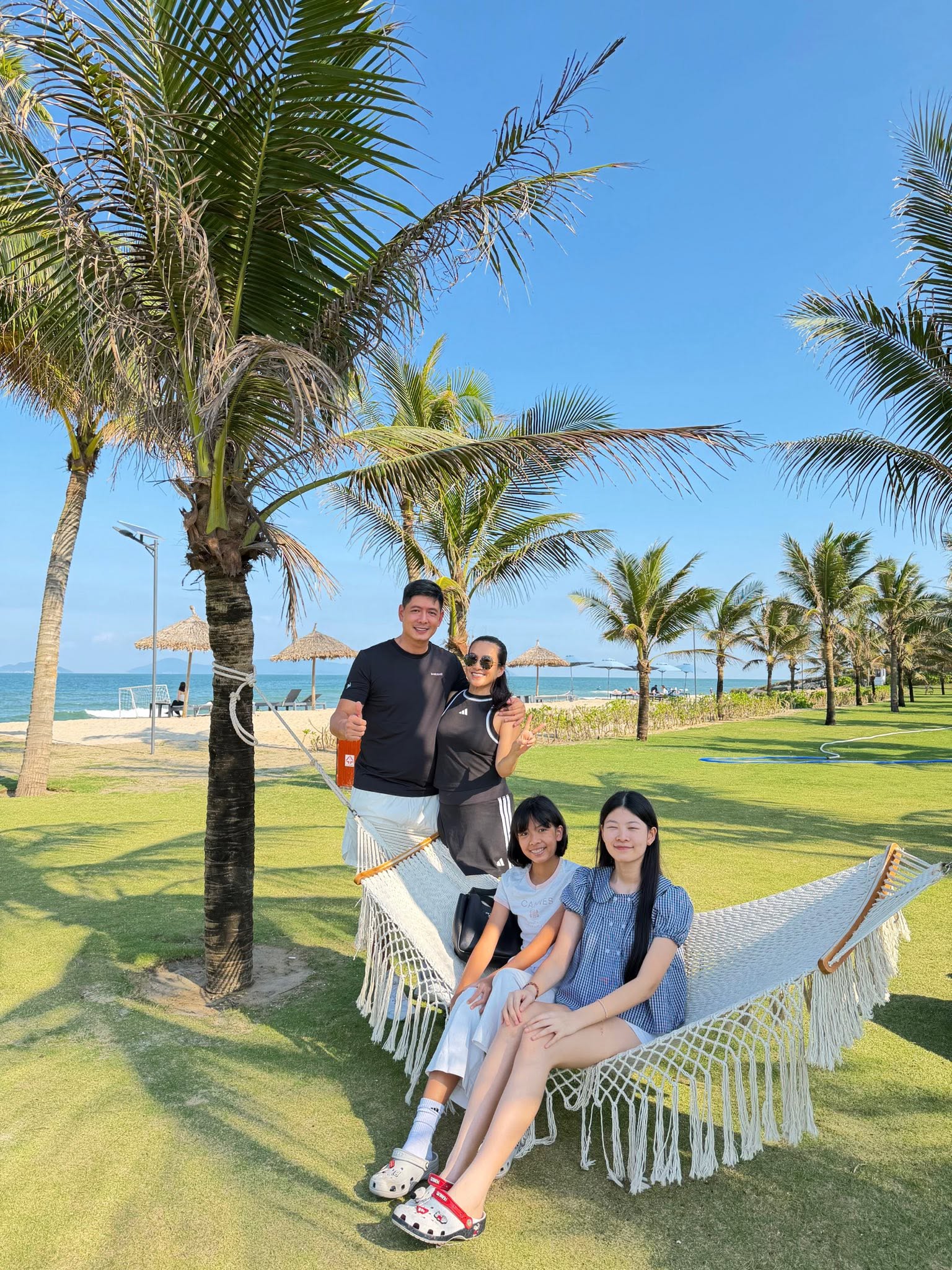 Bình Minh: Từ tuổi thơ dậy lúc 3 giờ sáng bán sữa đậu nành đến tổ ấm viên mãn bên nữ doanh nhân