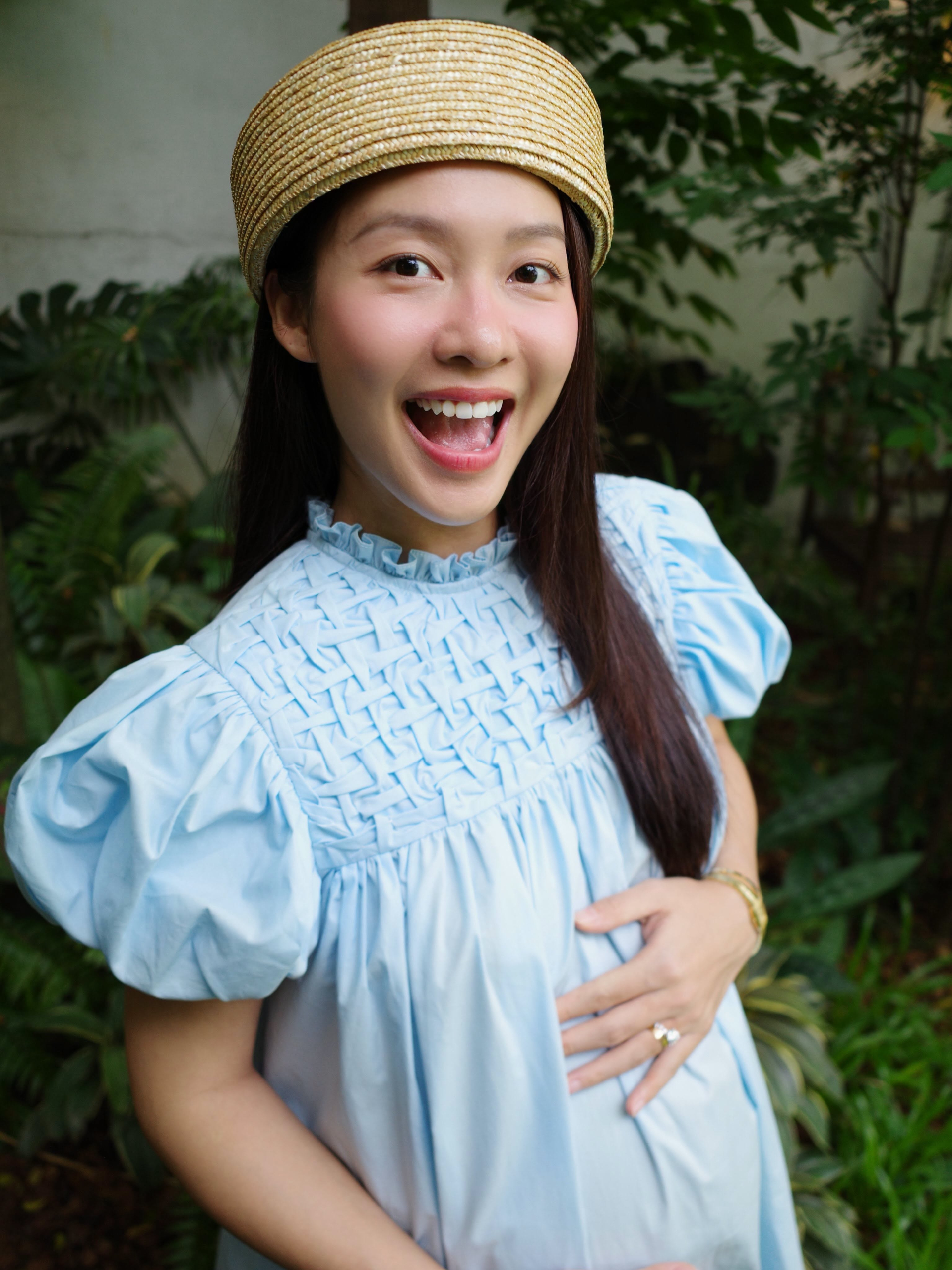 Khả Ngân rạng rỡ trong thai kỳ, Nhan Phúc Vinh ghi điểm bởi cách chăm sóc vợ