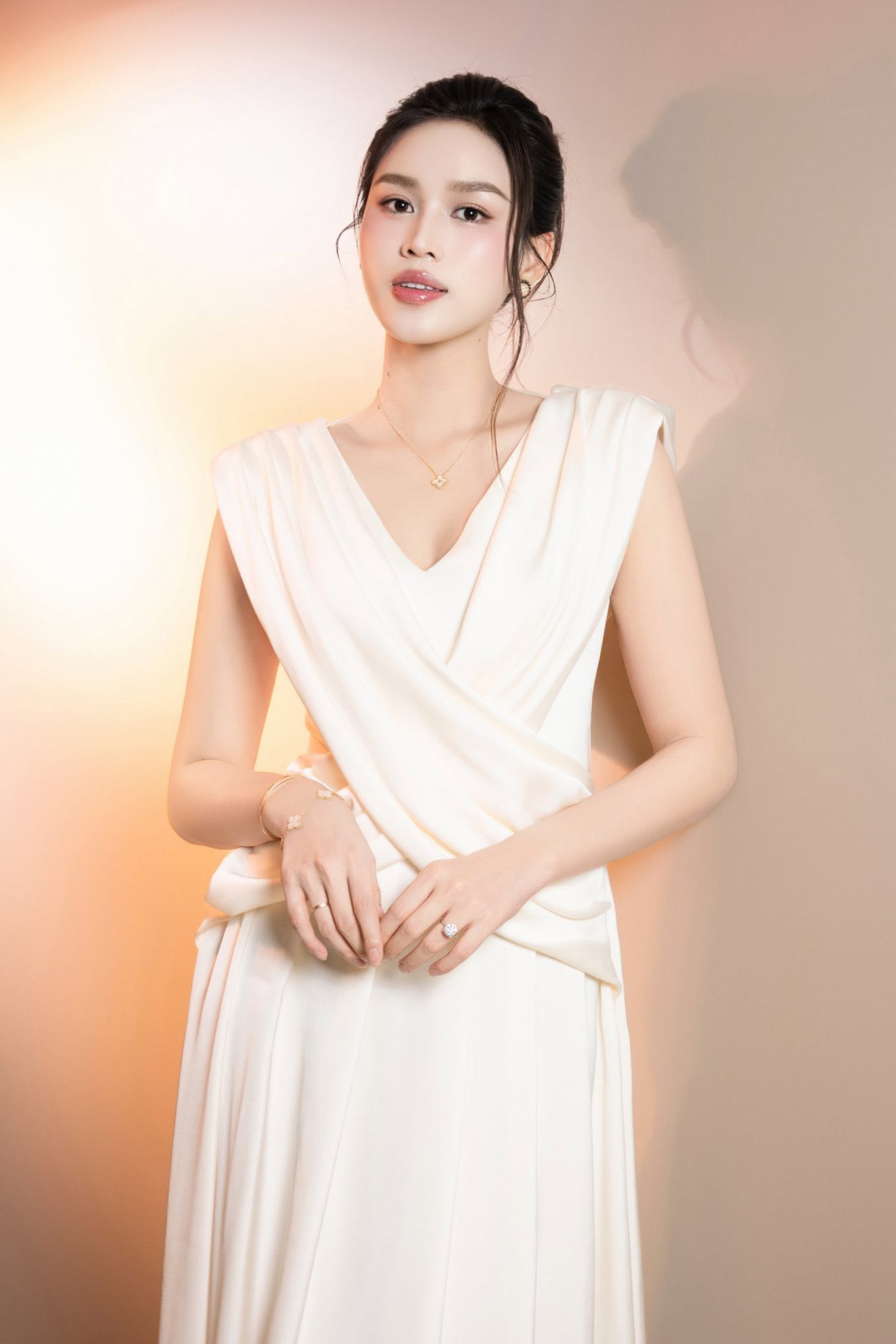 Đỗ Thị Hà: Từ cô gái Thanh Hóa từng cấy lúa đến hôn lễ cổ tích với thiếu gia Tập đoàn Sơn Hải
