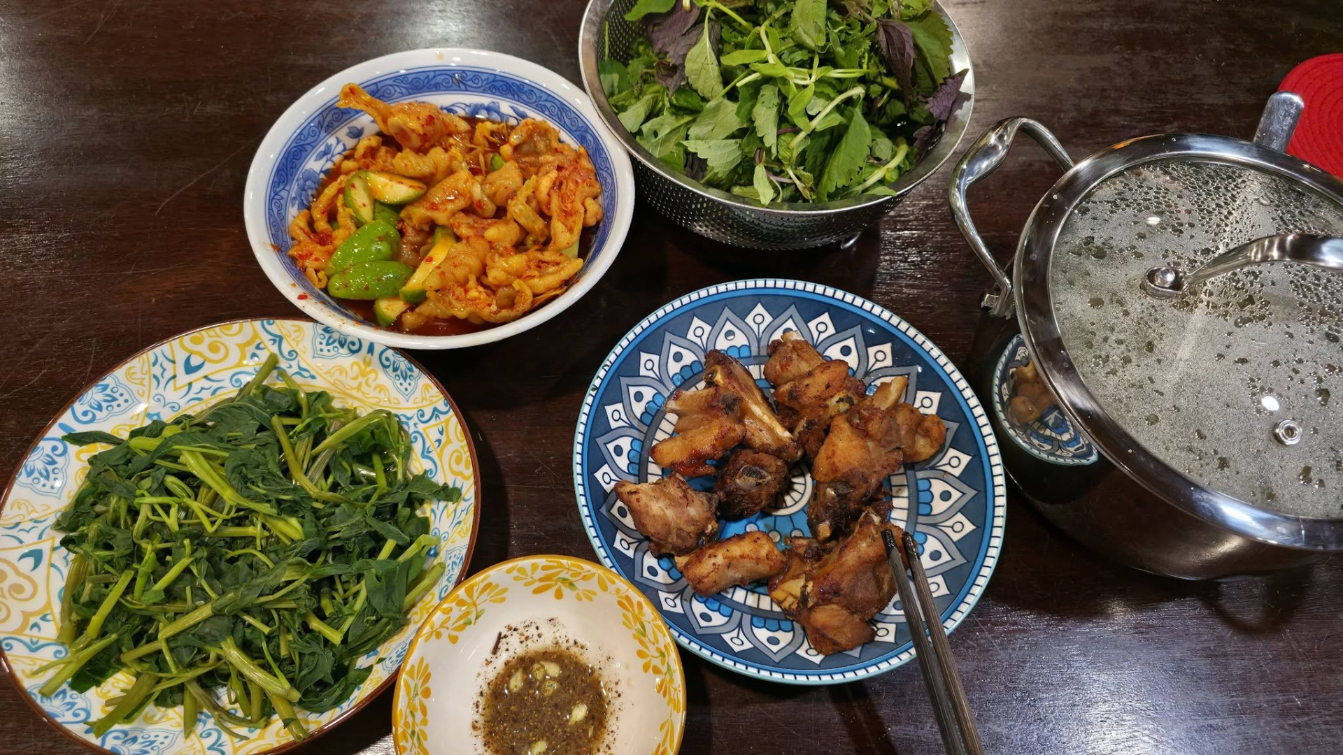 Bữa cơm muộn giản dị của Cục trưởng Xuân Bắc gây chú ý