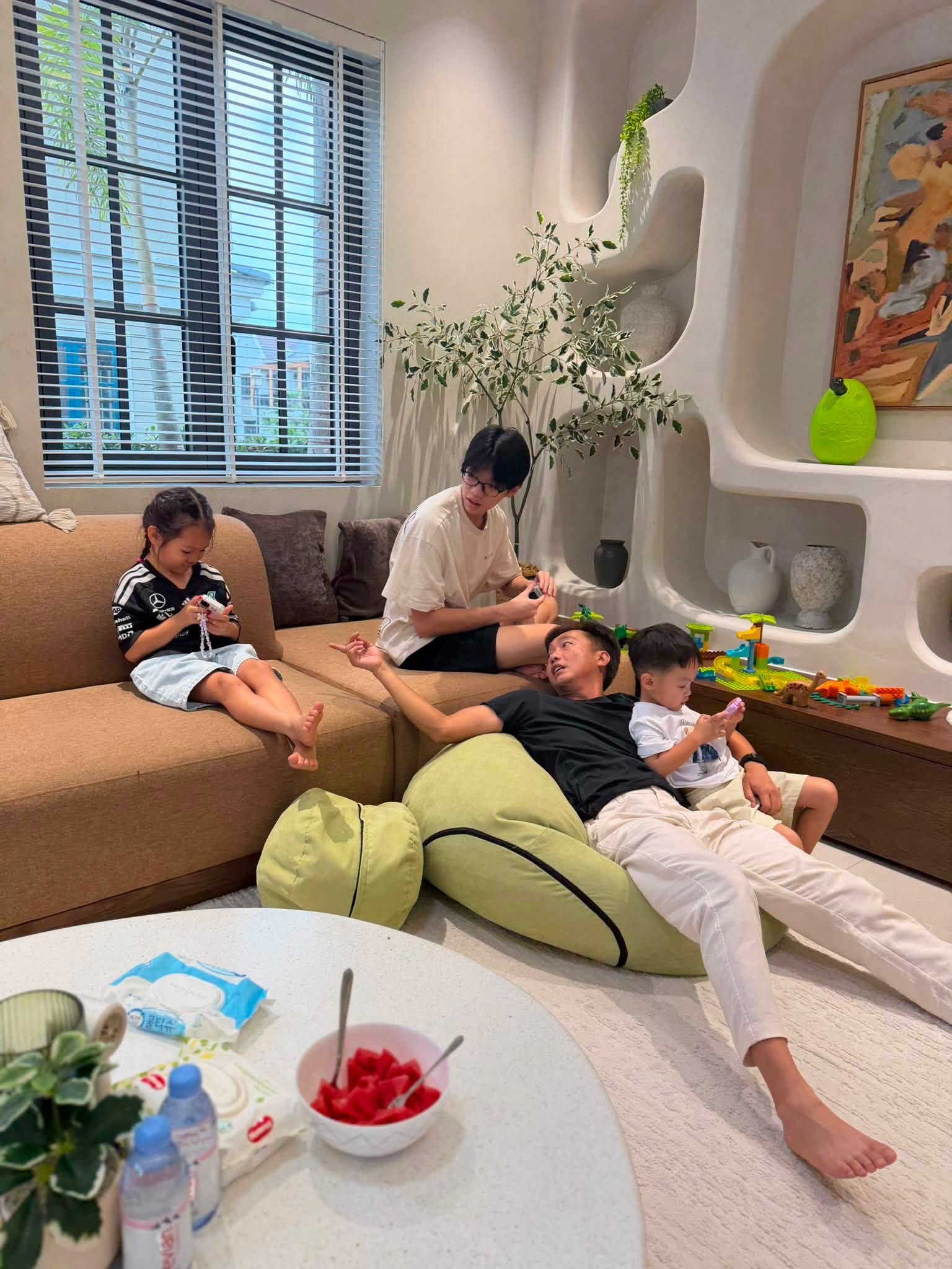 Rời ghế Tổng giám đốc, Cường Đô La duy trì thói quen đưa đón các con mỗi ngày