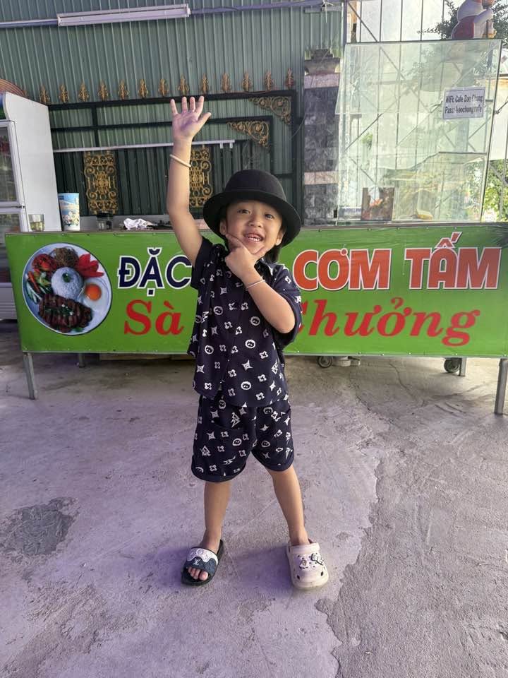 Danh hài Bảo Chung: Từ thời cát-xê tính bằng vàng đến cuộc sống bán cơm tấm ở Long An