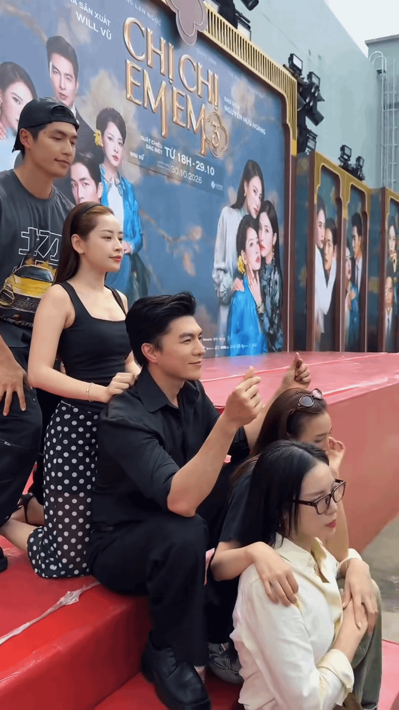 Chi Pu gây chú ý với diện mạo ít son phấn tại lễ cúng phim Chị Chị Em Em 3