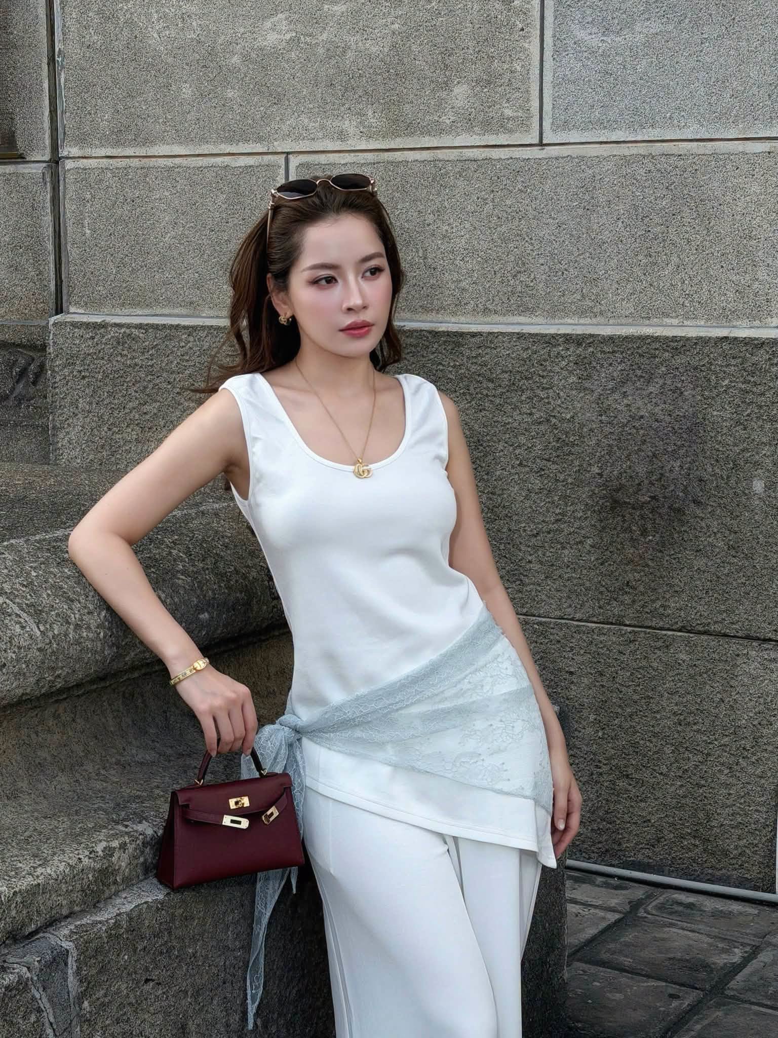 Chi Pu gây chú ý với diện mạo ít son phấn tại lễ cúng phim Chị Chị Em Em 3