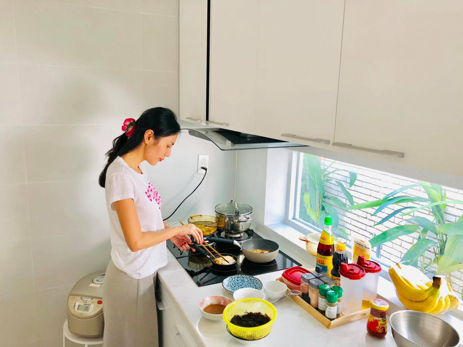 Bữa cơm giản dị và nhịp sống kín tiếng của Thủy Tiên - Công Vinh