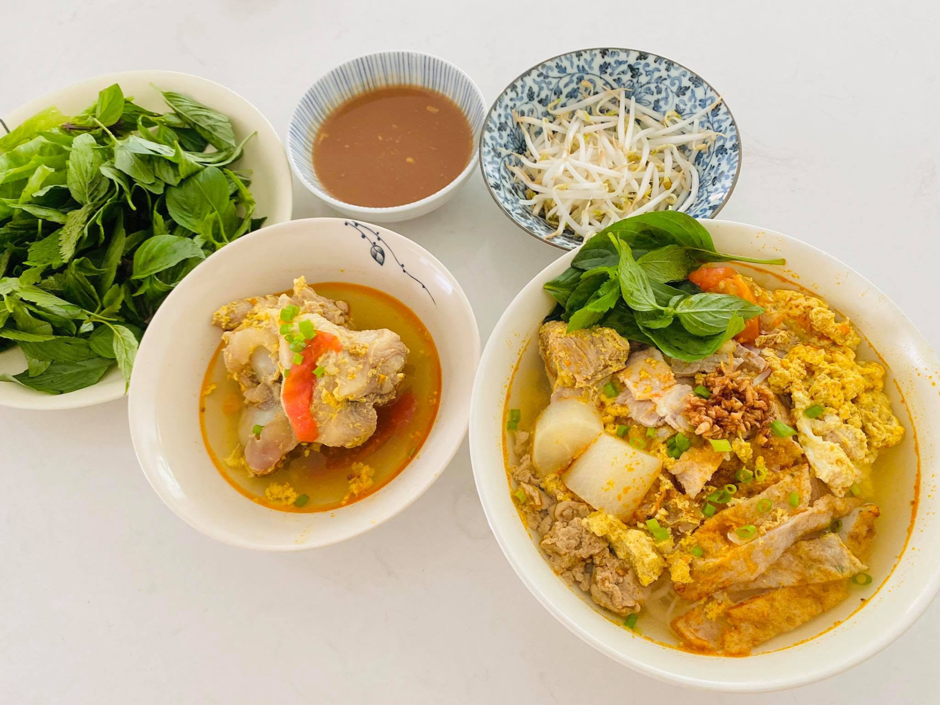 Bữa cơm giản dị và nhịp sống kín tiếng của Thủy Tiên - Công Vinh