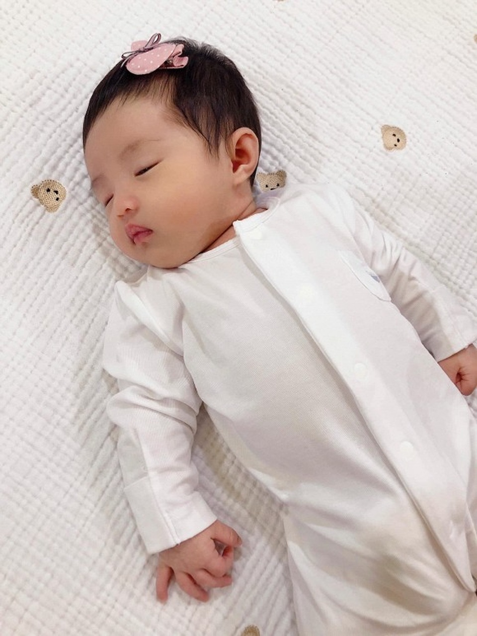 Con gái Đông Nhi - Ông Cao Thắng: Từ bức ảnh triệu lượt thích đến vẻ ngoài được ví như Chương Nhược Nam nhí