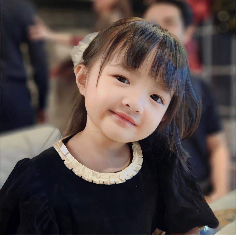 Con gái Đông Nhi - Ông Cao Thắng: Từ bức ảnh triệu lượt thích đến vẻ ngoài được ví như Chương Nhược Nam nhí
