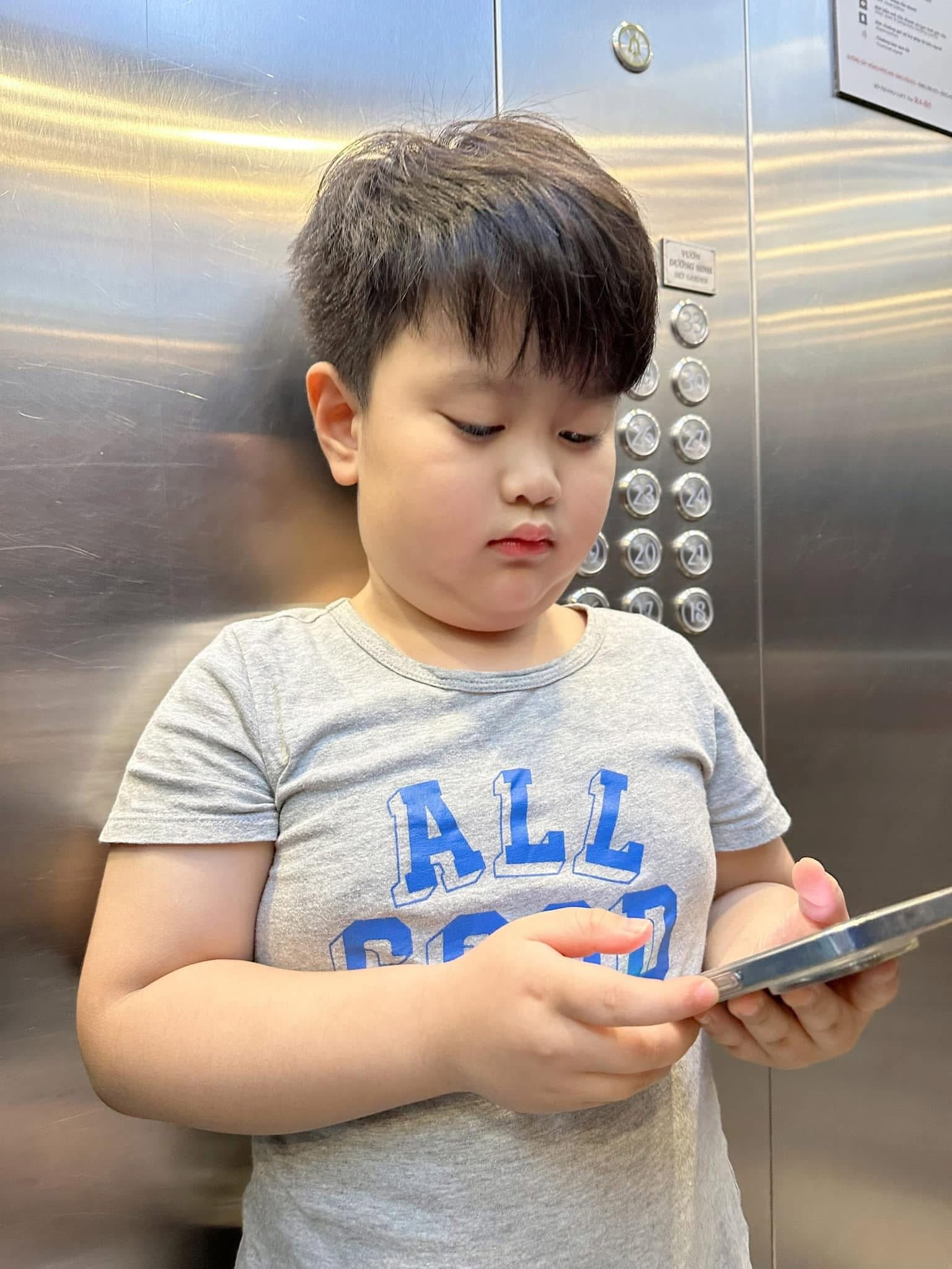 Con trai 9 tuổi của NSƯT Việt Anh cao lớn, ít tâm sự khiến mẹ vừa vui vừa lo
