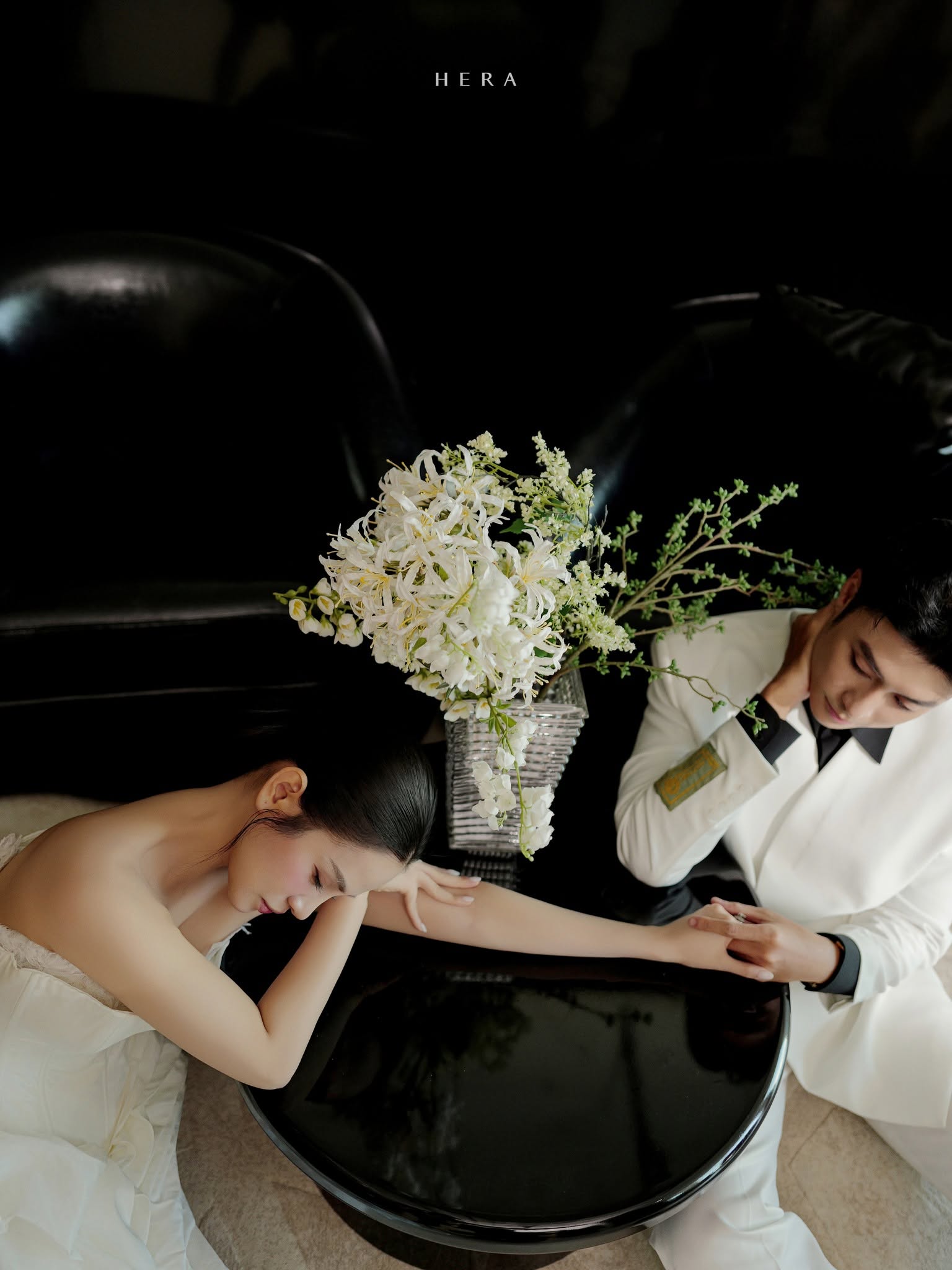 Vương Anh Ole khoe ảnh cưới sang trọng bên bà xã hơn 5 tuổi