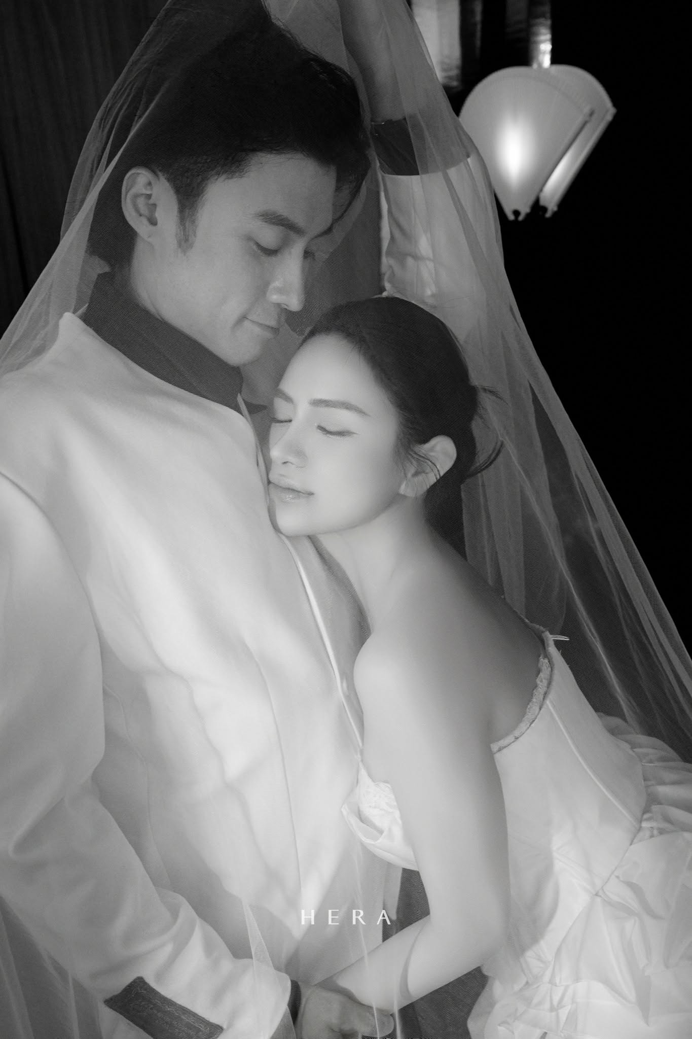 Vương Anh Ole khoe ảnh cưới sang trọng bên bà xã hơn 5 tuổi