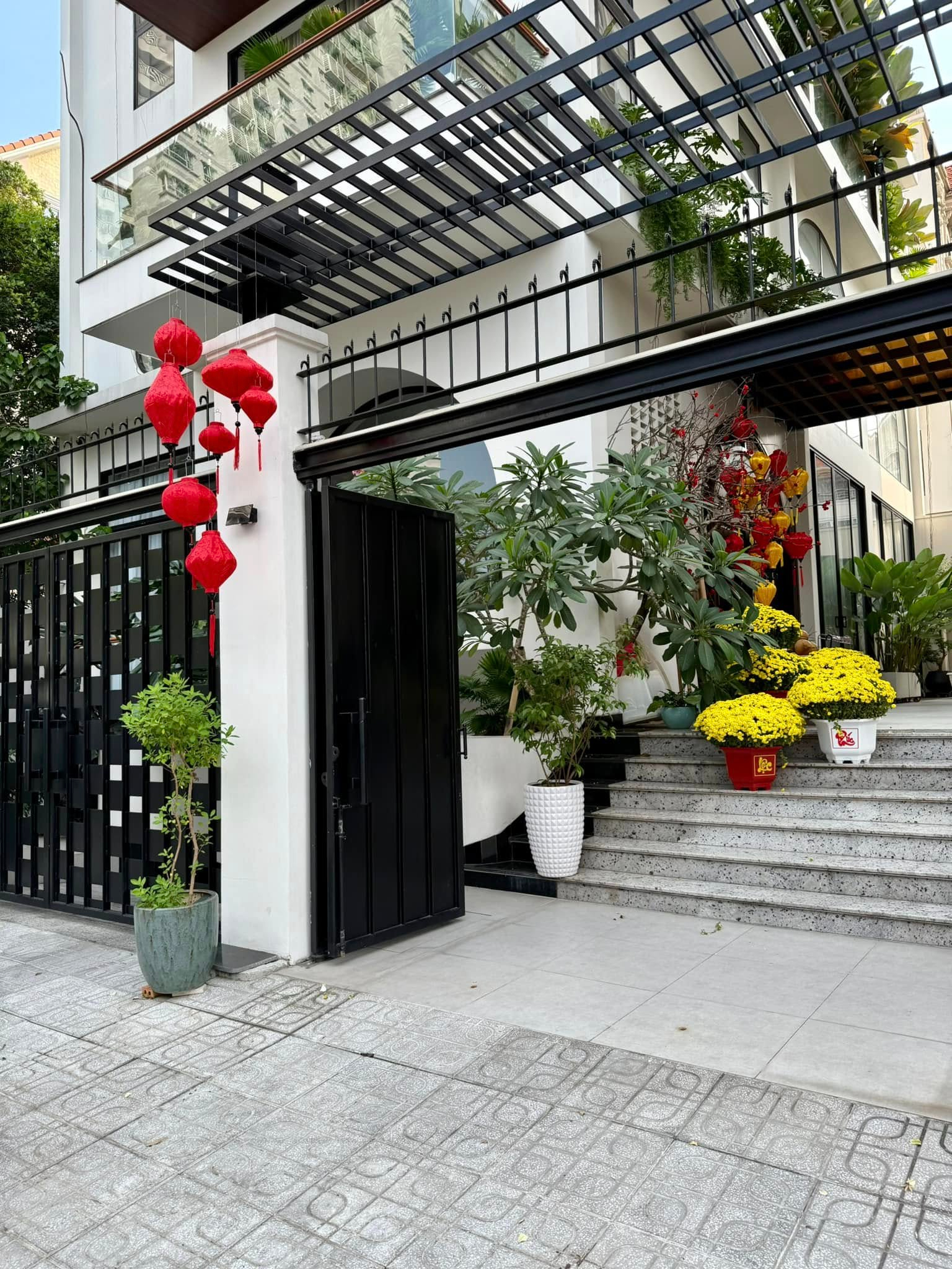 Vân Trang và cuộc sống trong biệt thự 1.000 m2, đầu tư khu sinh thái 50.000 m2 ở quê nhà