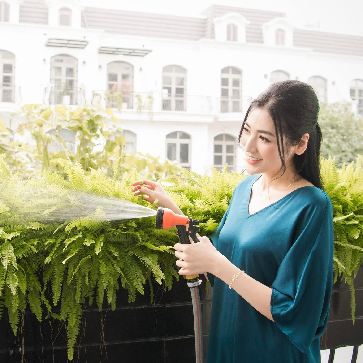 Cuộc sống hiện tại của Á hậu Tú Anh trong biệt thự ven sông triệu đô ở Hà Nội